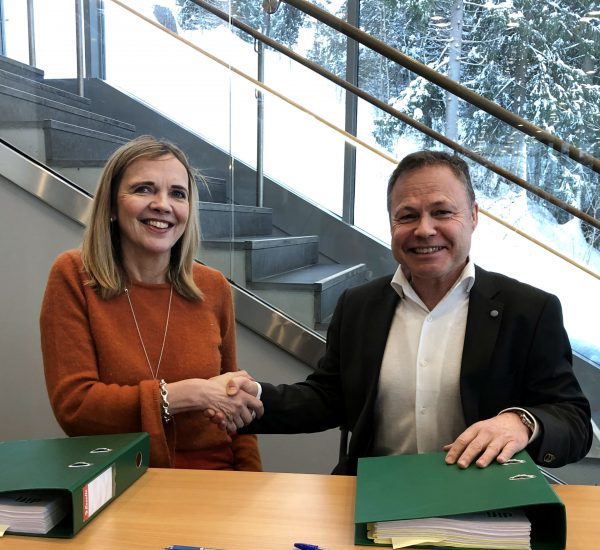 NHA Signing – small Rune Bjerkestrand and Inga Bolstad